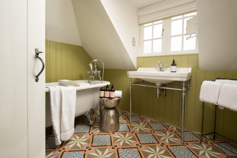 Grooms Bathroom - Holiday Accommodation